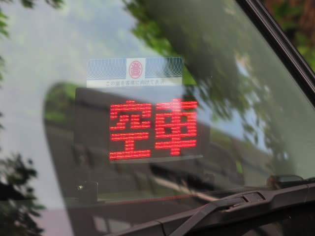 タクシー行灯(あんどん)の点滅理由を徹底解説!色や表示の意味を完全ガイド