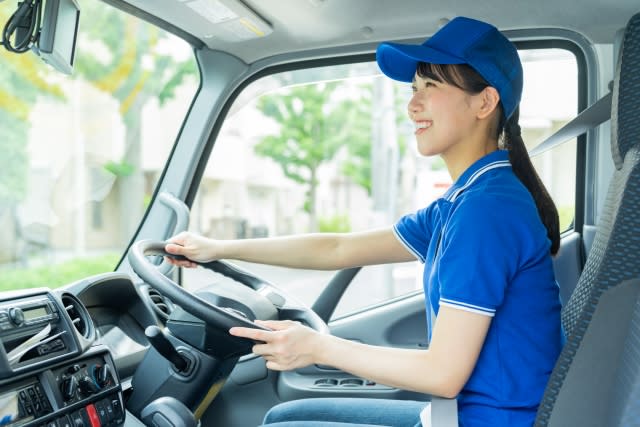 女性トラックドライバー